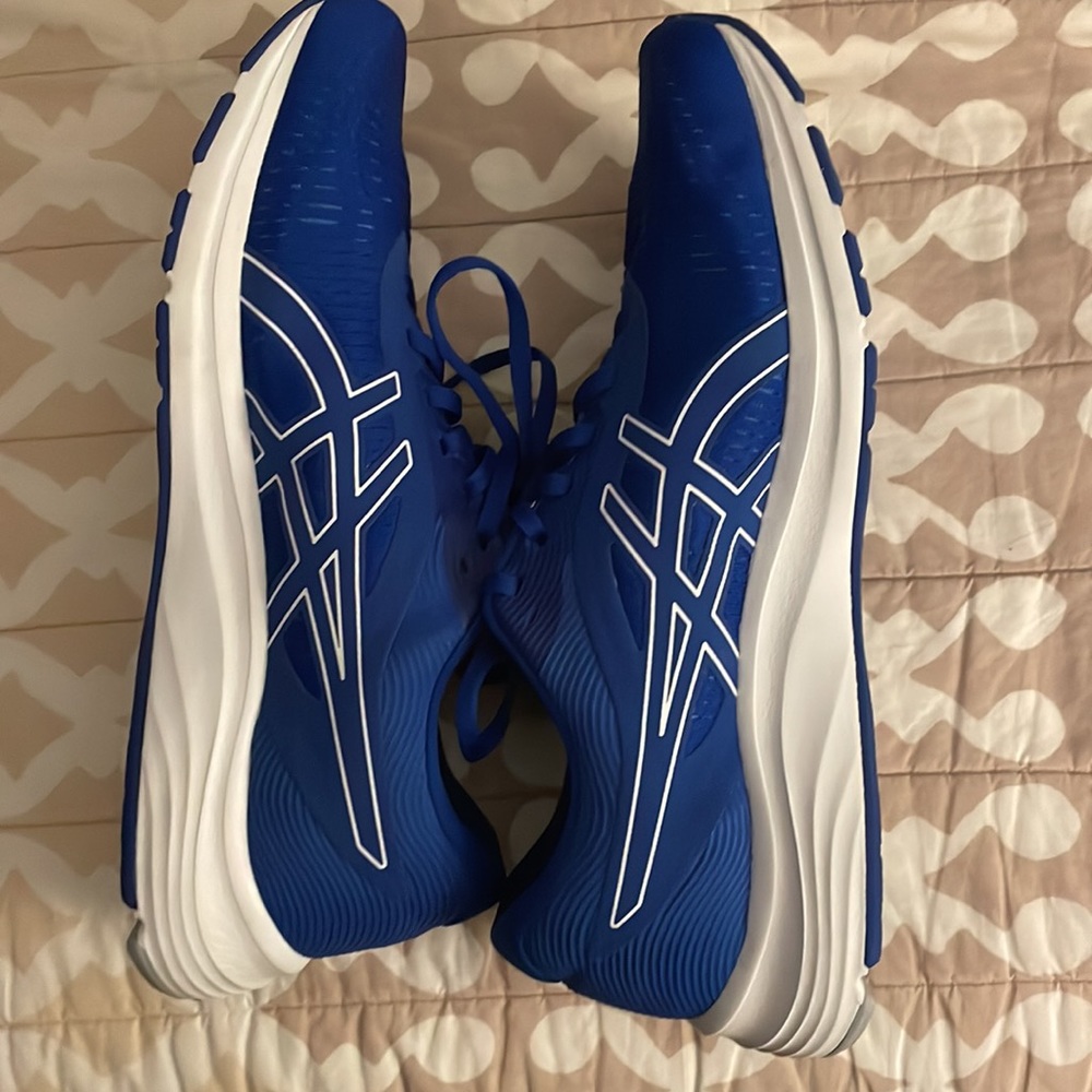 Mens size 11 ASICS Gel Pulse 12 Sneakers